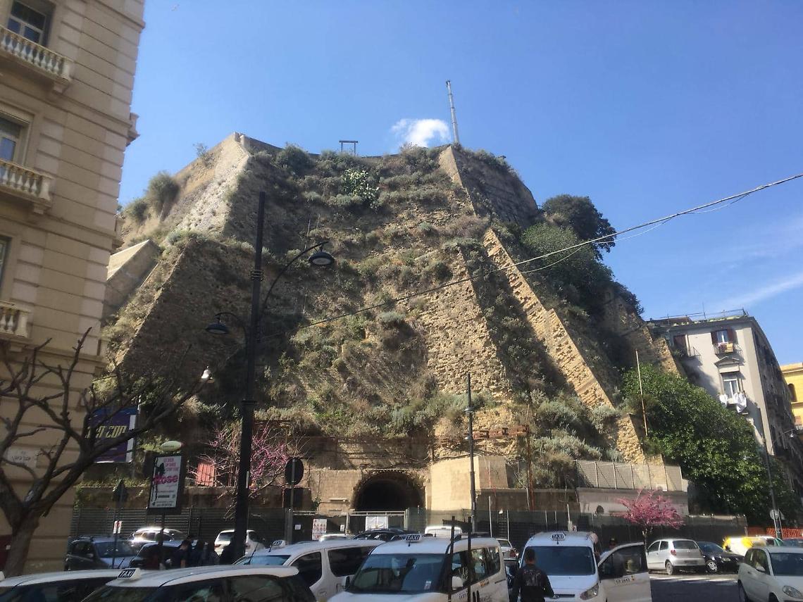 Monte Echia, smontata la gru: riparte il restyling