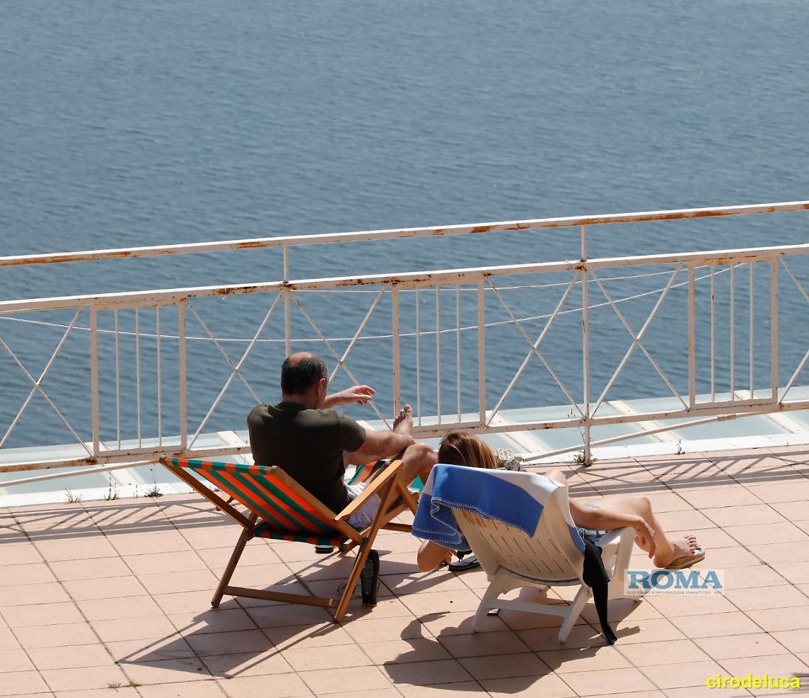 Napoli al sole, la vita tra balconi e terrazze al tempo del Coronavirus