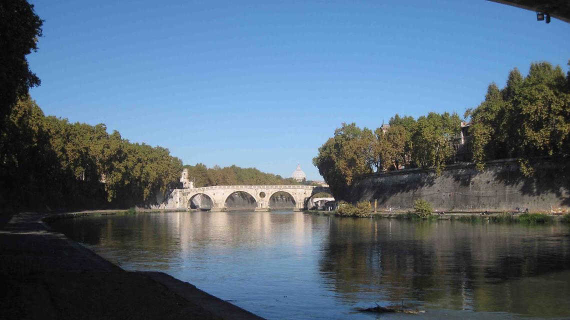Trovato il cadavere di una donna nelle acque del Tevere: indagini in corso