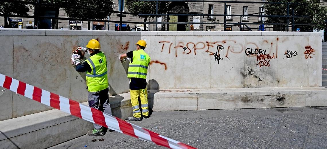 Fontana del Nettuno ripulita da scritte e graffiti vandalici