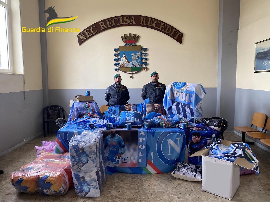 Gadget Napoli contraffatti, ancora sequestri e denunce