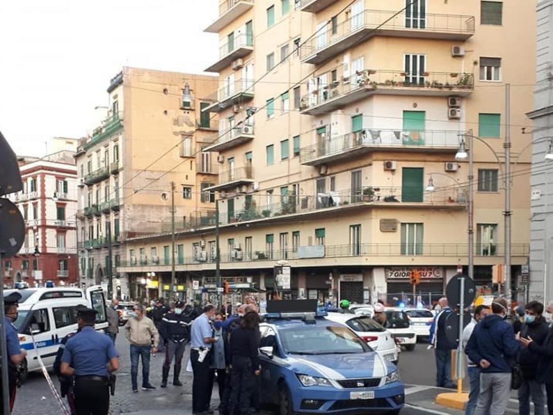 Tenta di rapinare una donna e danneggia le auto in sosta