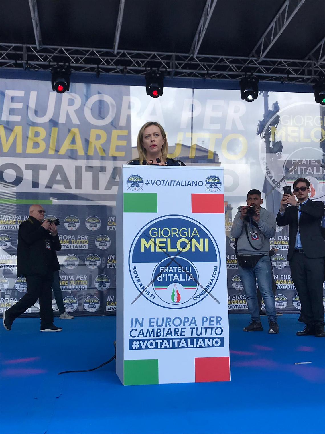 Meloni a Napoli: un'altra Europa e un altro governo italiano. Applausi per Noemi