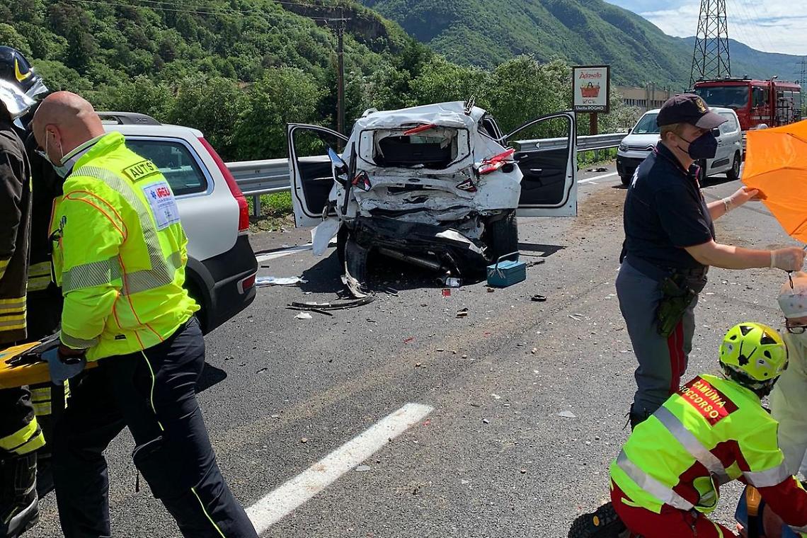 Camion si schianta in autostrada, travolto un carro funebre: la bara finisce in strada
