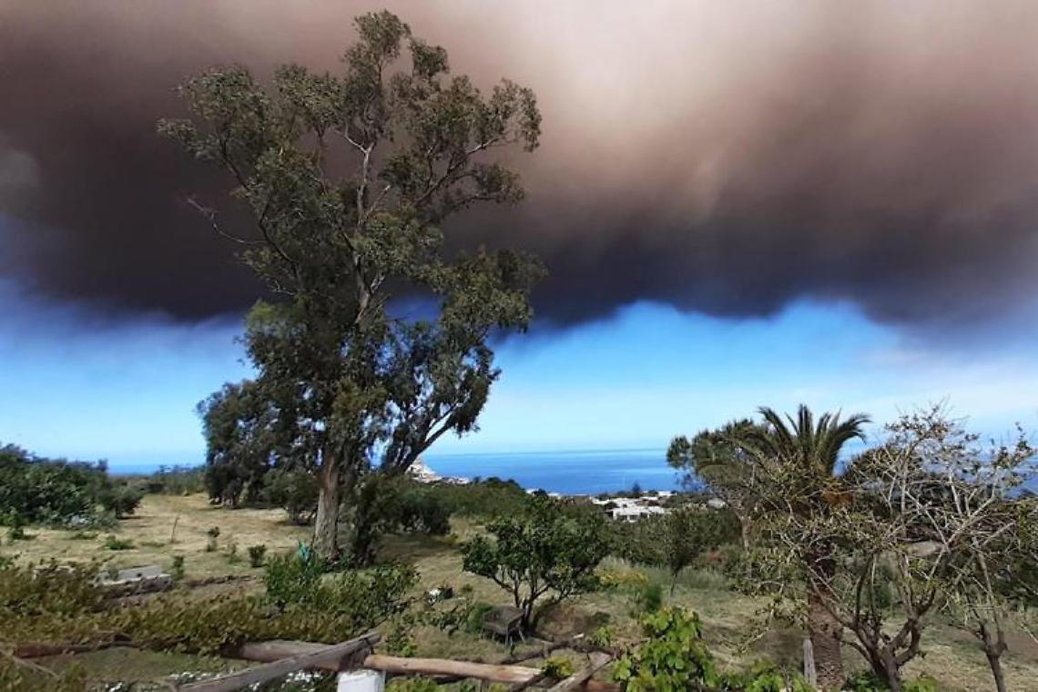 Stromboli, oggi nuova forte eruzione e colonna di fumo