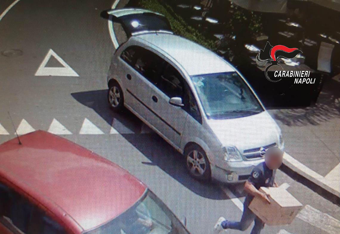 Seguono tabaccaio per km e gli portano via le sigarette, due arresti