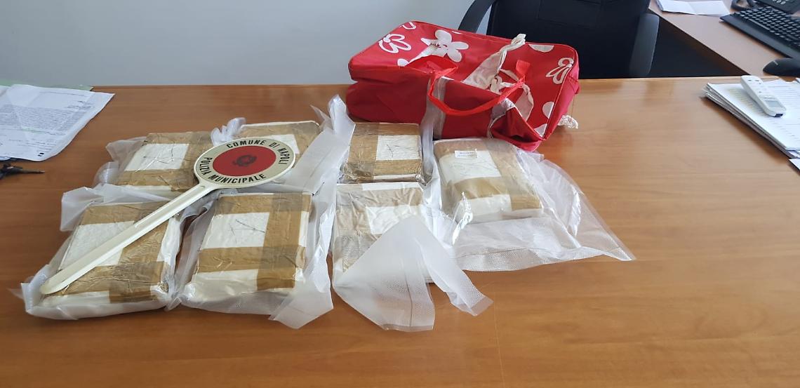 Don Guanella, sequestrato borsone con oltre 7 chili di cocaina: valore due milioni