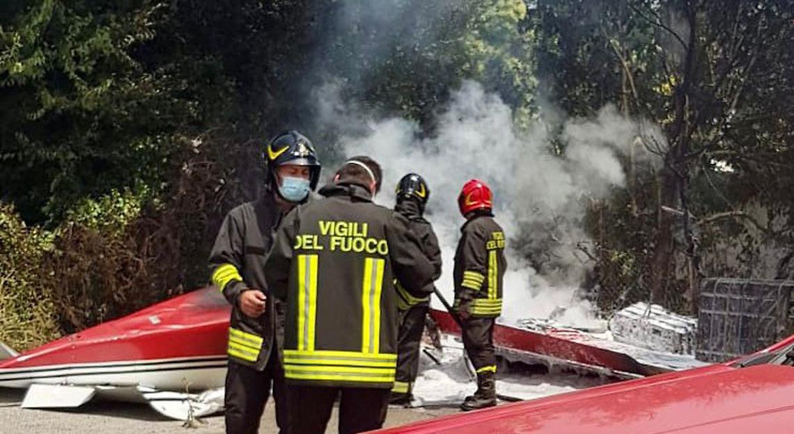 Tragedia in aeroporto, aereo precipita in fase d'atterraggio: morto il pilota