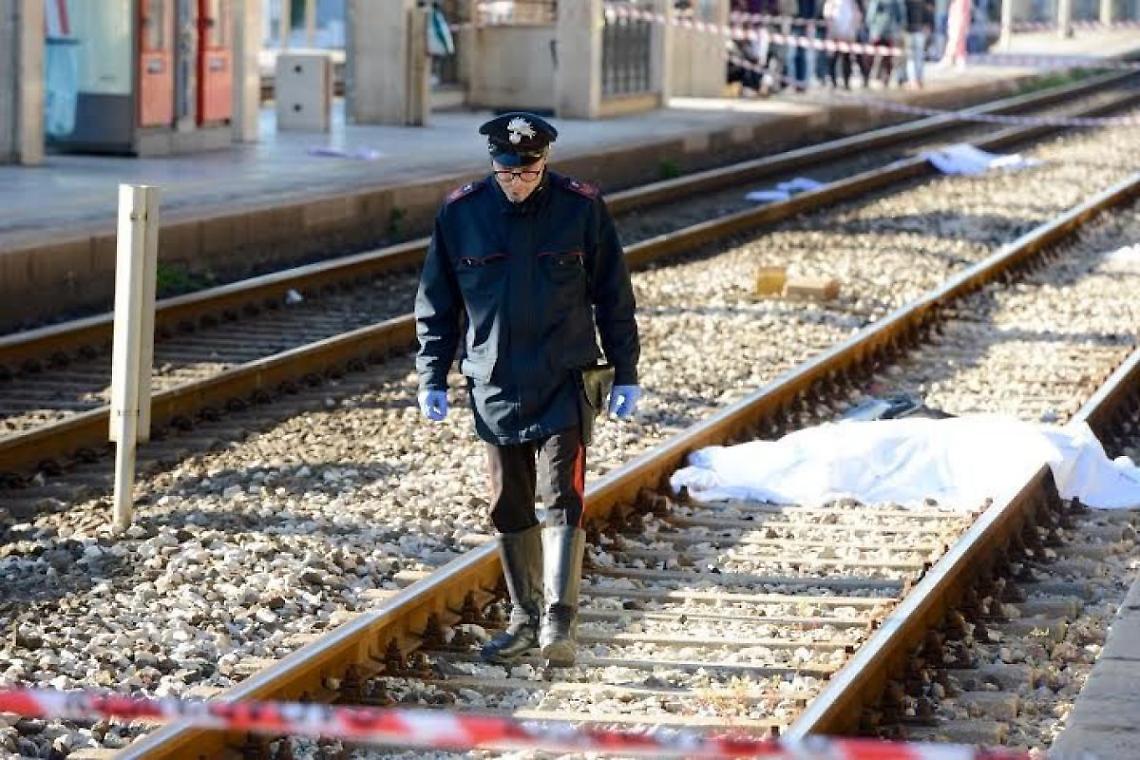 Muore travolto da un treno sotto gli occhi della fidanzata: «Voleva salvare il suo cane»