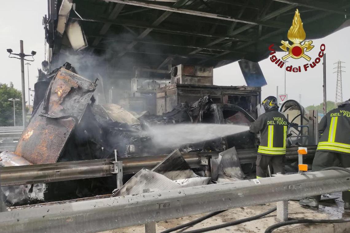 Autocarro in fiamme in autostrada, tre caselli distrutti