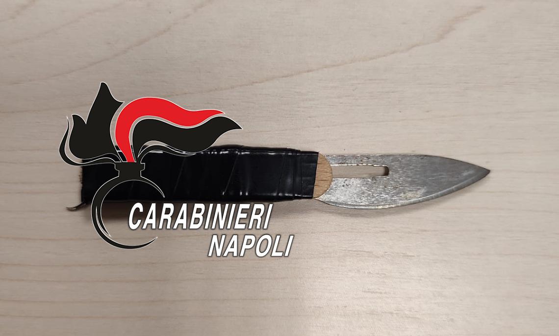 A spasso con un coltello artigianale in tasca, denunciato