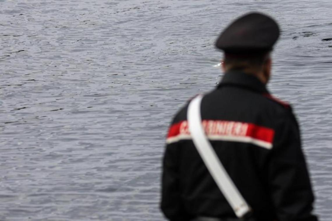 Salva le figlie in mare ma poi annega: morto 47enne