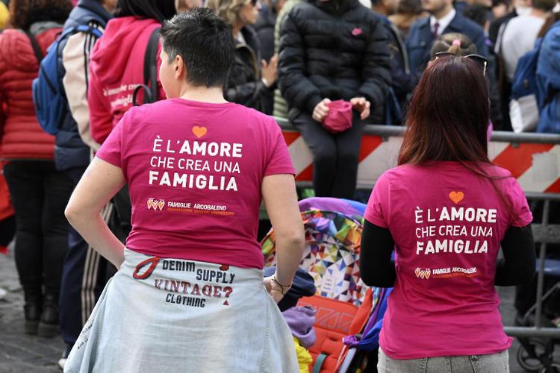 Atto di nascita con due mamme dichiarato illegittimo