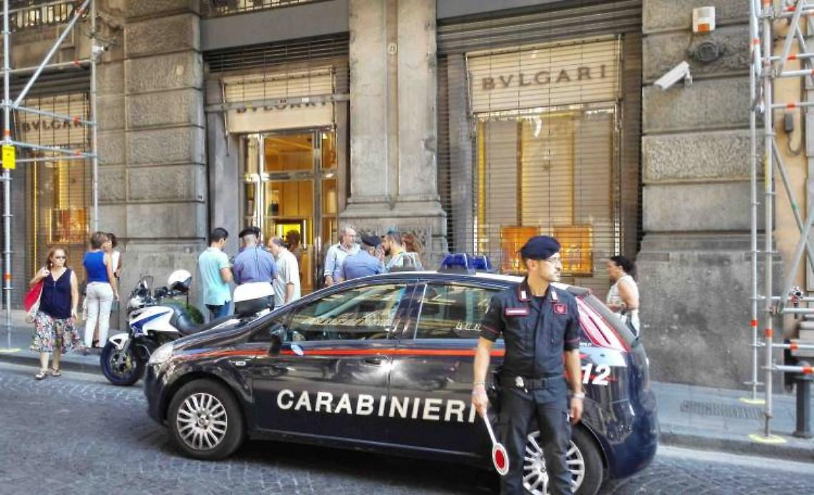 Sventata rapina in pieno giorno a Chiaia da Bulgari: è choc