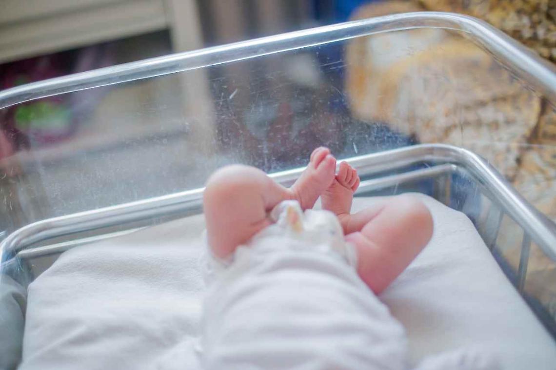 Abbandonano neonato fuori una chiesa: «Non possiamo accudirti ma ti ameremo per sempre»