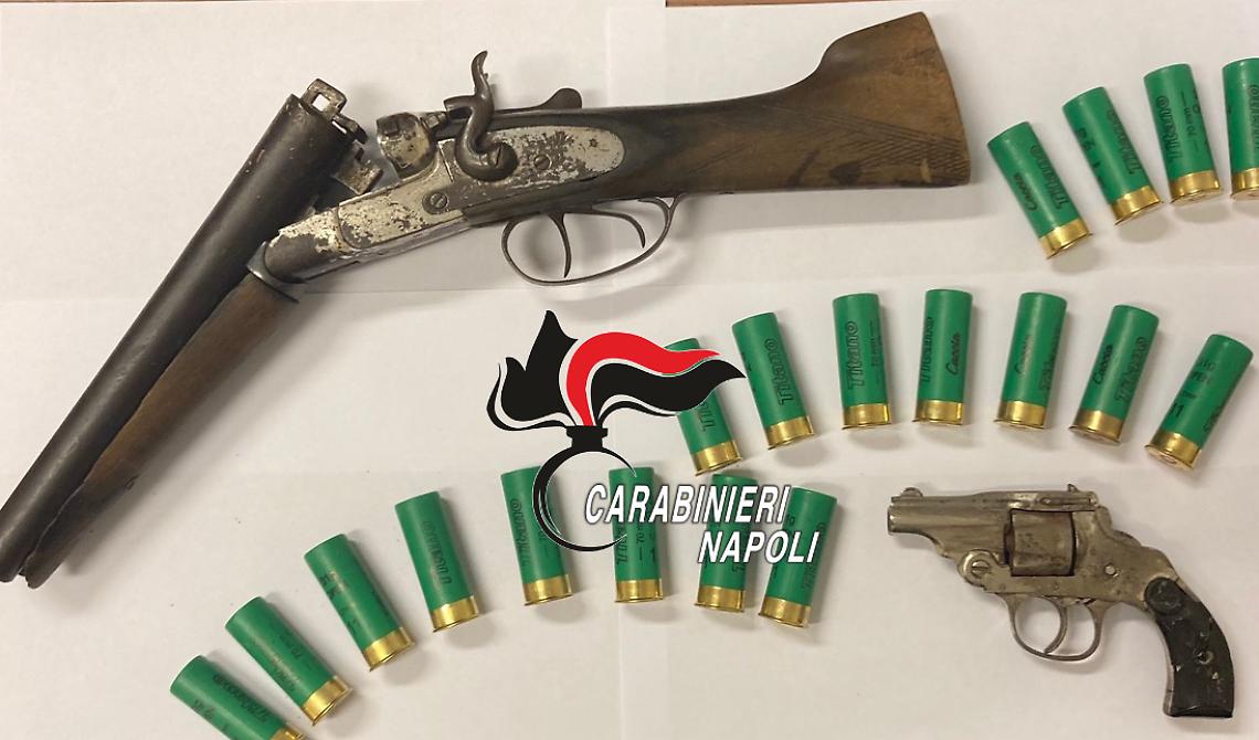 Nell'androne del palazzo con un fucile, arrestato 51enne