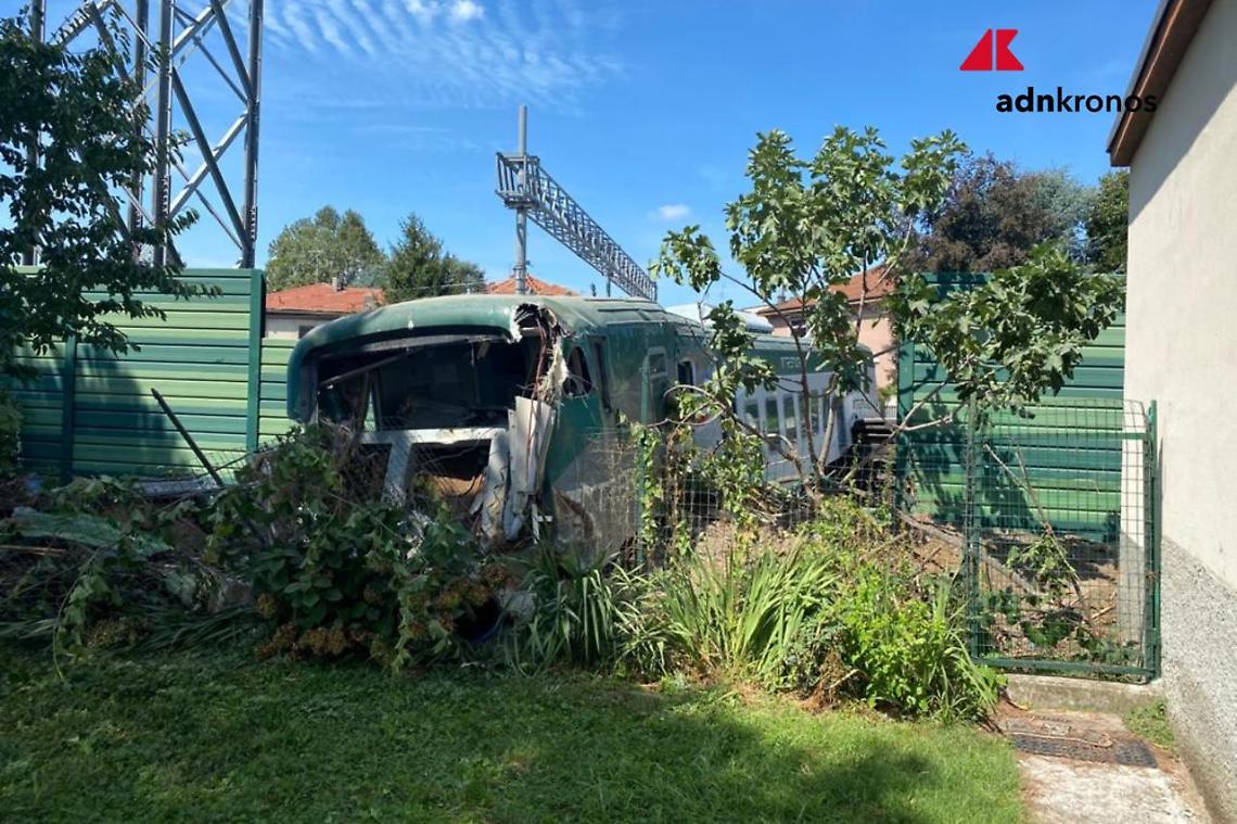 Treno regionale deraglia in Brianza, 3 contusi