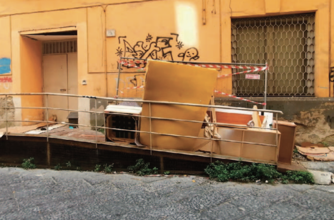 Duca d'Aosta, scuola chiusa da 4 anni e abbandonata tra i rifiuti