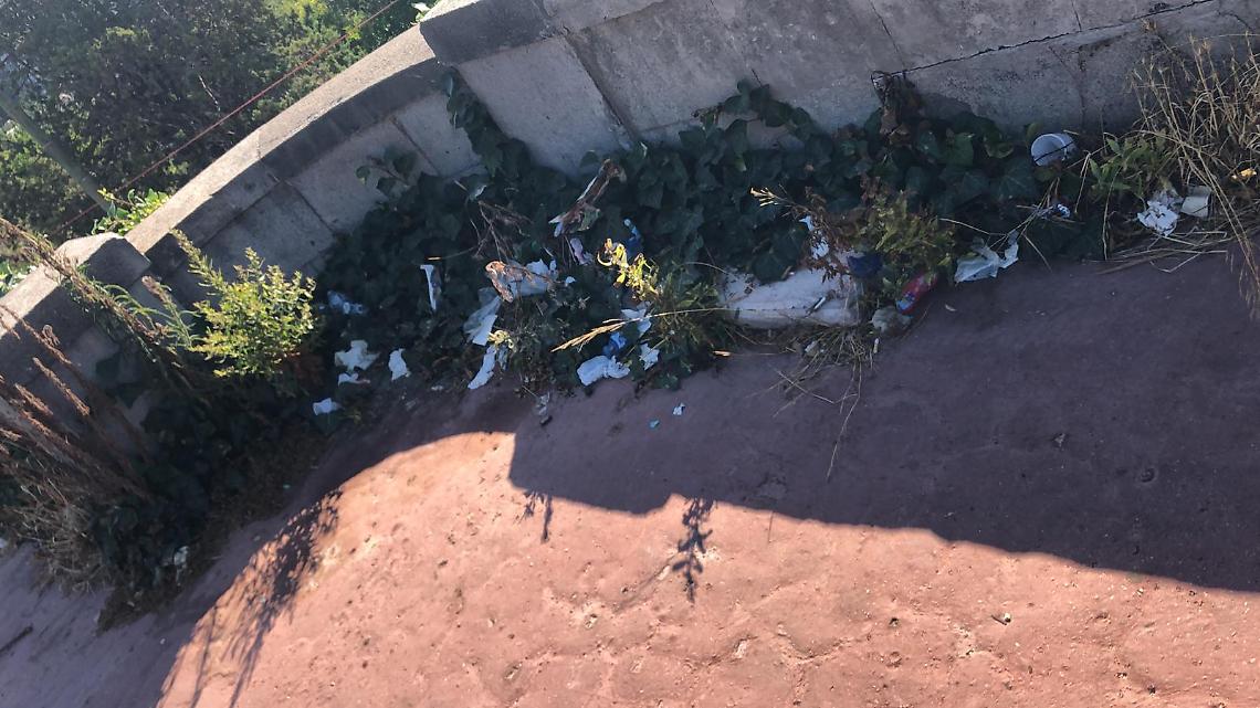 Rifiuti a Posillipo, «Ferragosto nel degrado»
