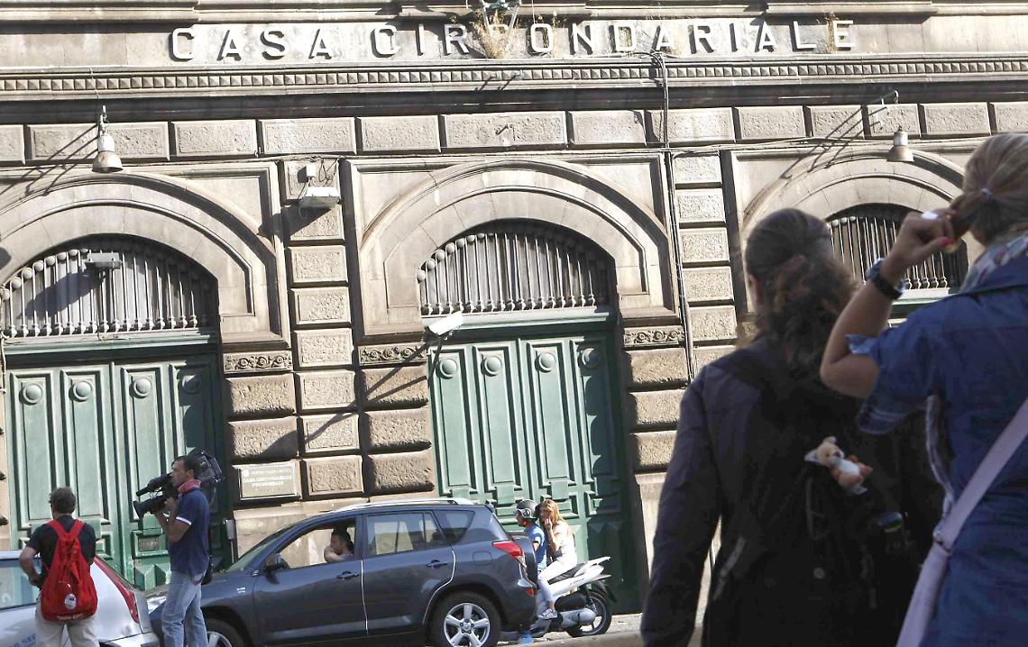 Detenuto tenta suicidio a Poggioreale, salvato dagli agenti