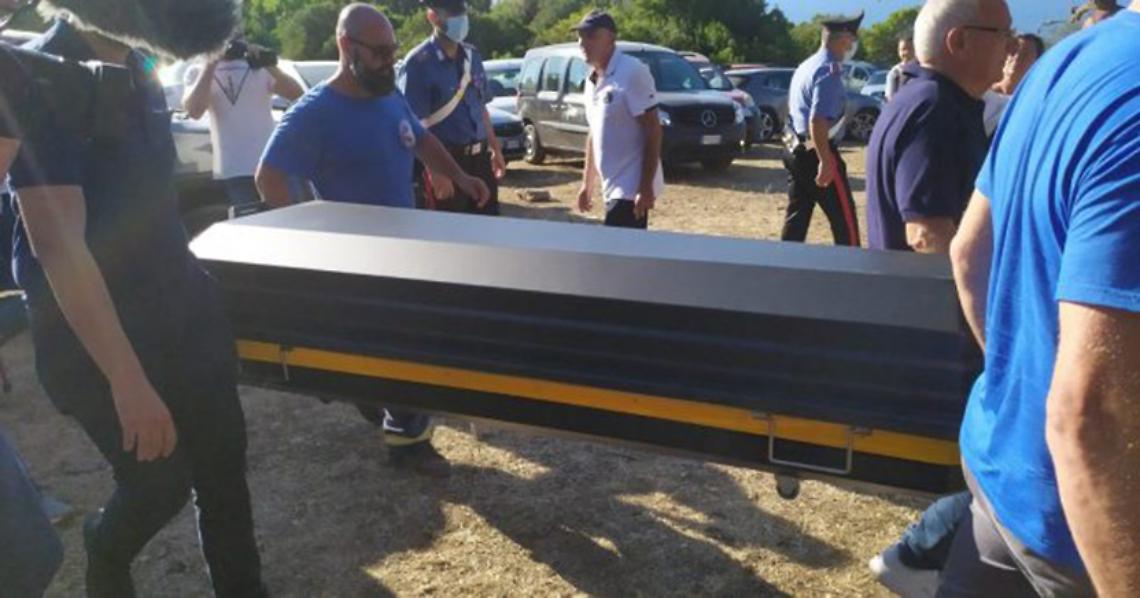 Gioele, lo strazio del papà: sbatte i pugni sulla bara