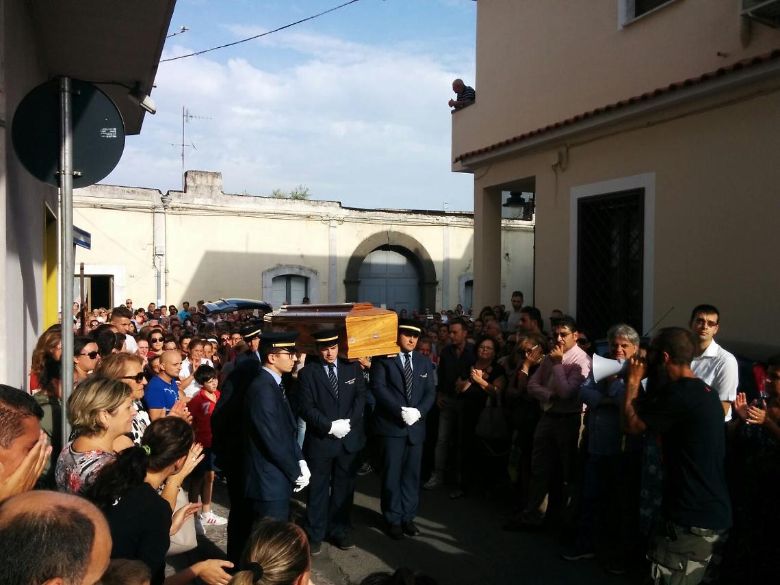 Uccisa dall'ex, folla commossa<br>a Terzigno per l'addio a Enza