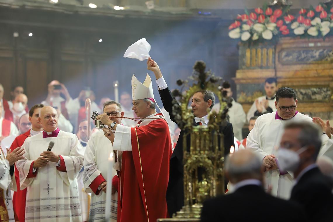 San Gennaro non si fa attendere, il sangue è sciolto