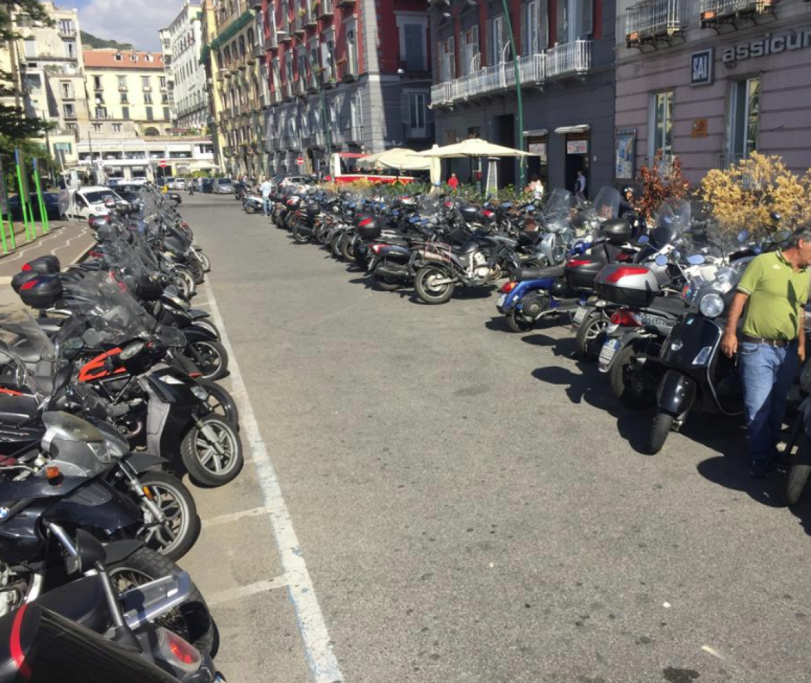 Piazza Vittoria, “contributo volontario” ai parcheggiatori abusivi per i motorini