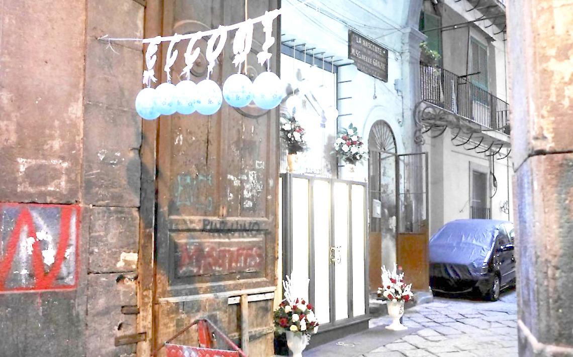 Decumani, il clan Sibillo occupa la casa: nei guai la moglie del babyras
