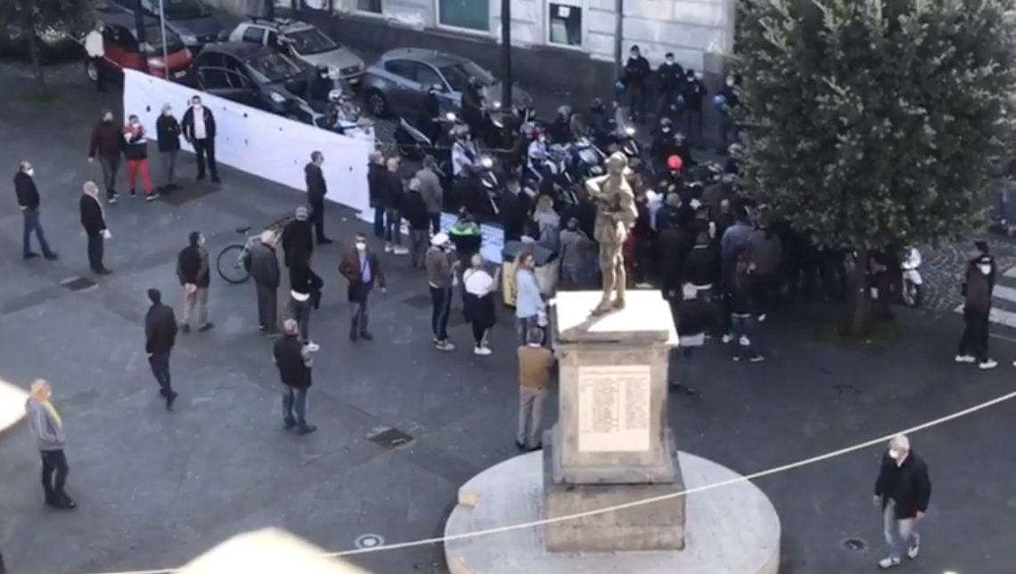 Arzano, cori e insulti al giornalista barricato in casa