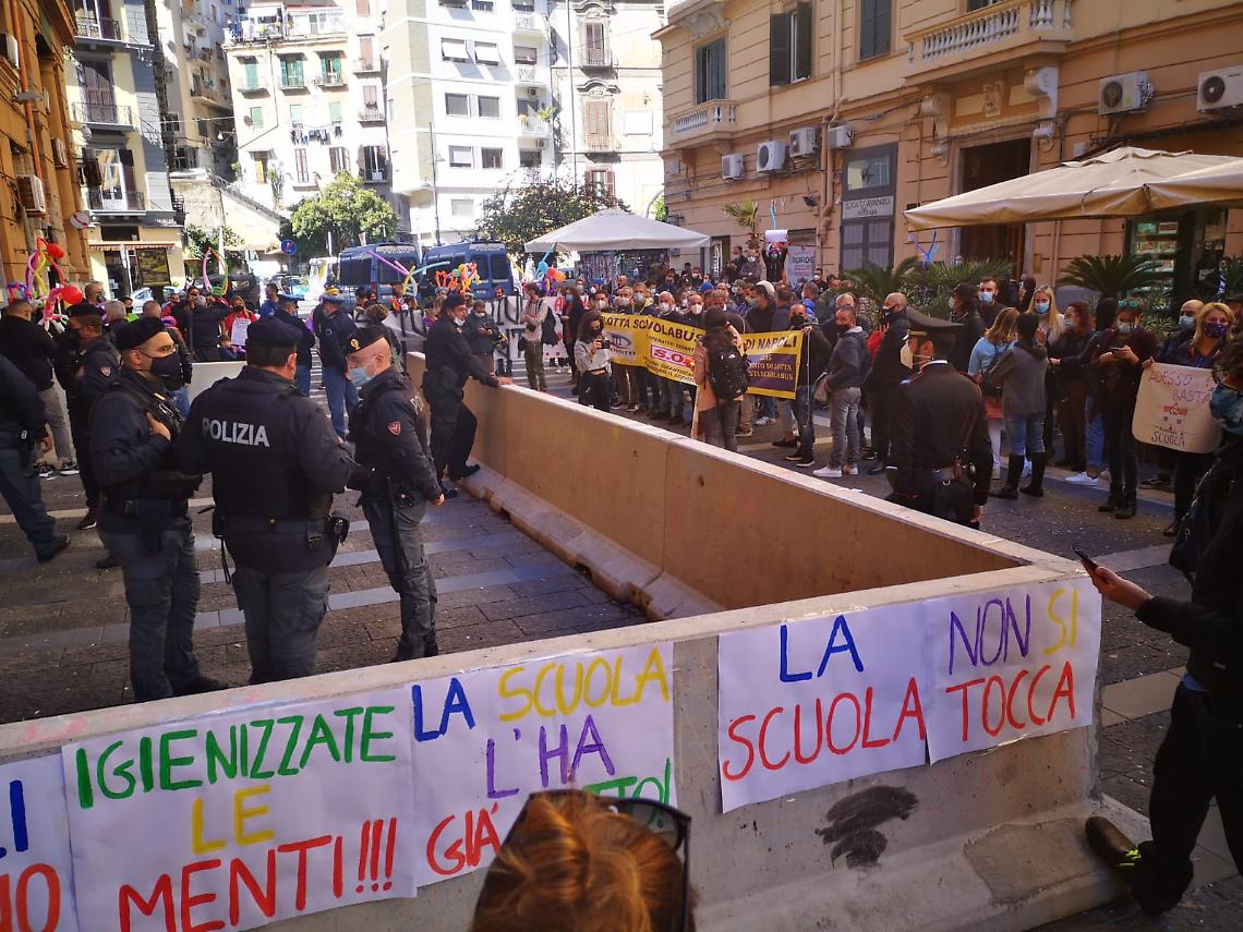 Scuola, quarto giorno di proteste: ci sono anche animatori e artisti