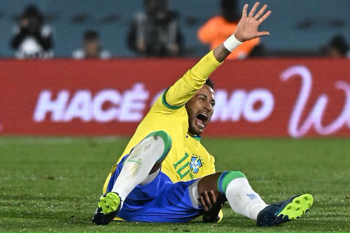 Grave infortunio per Neymar, si rompe il crociato e il menisco
