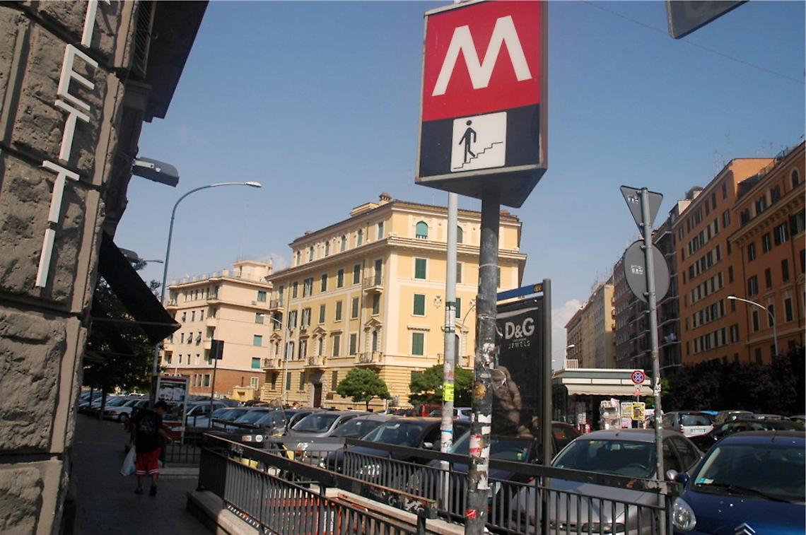 Pacco sospetto a Roma, evacuata stazione metro. Poi l'allarme rientra