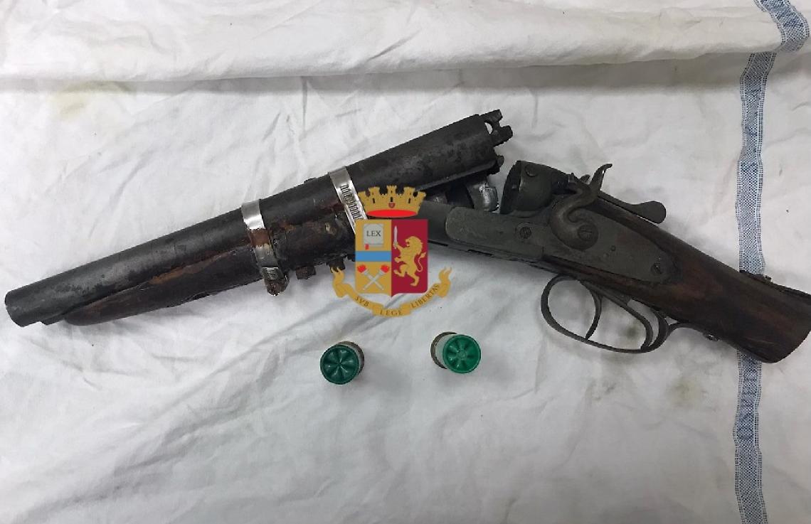 Secondigliano, polizia rinviene un fucile a canne mozze
