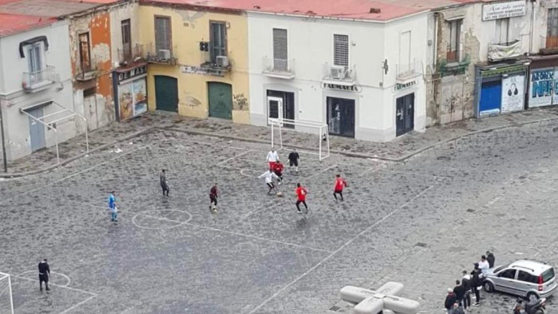 Partita di calcio in piazza Mercato, arrivano i carabinieri