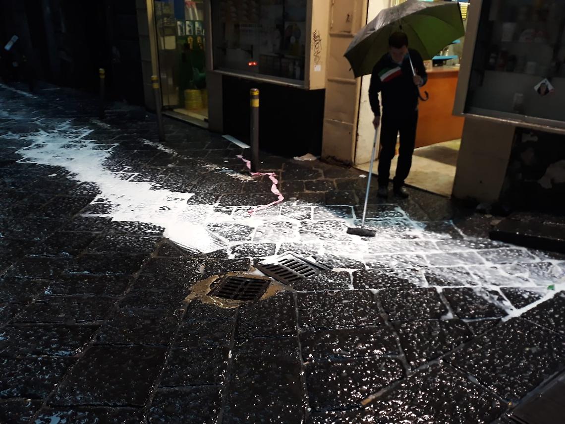 Scia bianca a Spaccanapoli, forse vernice sversata illegalmente