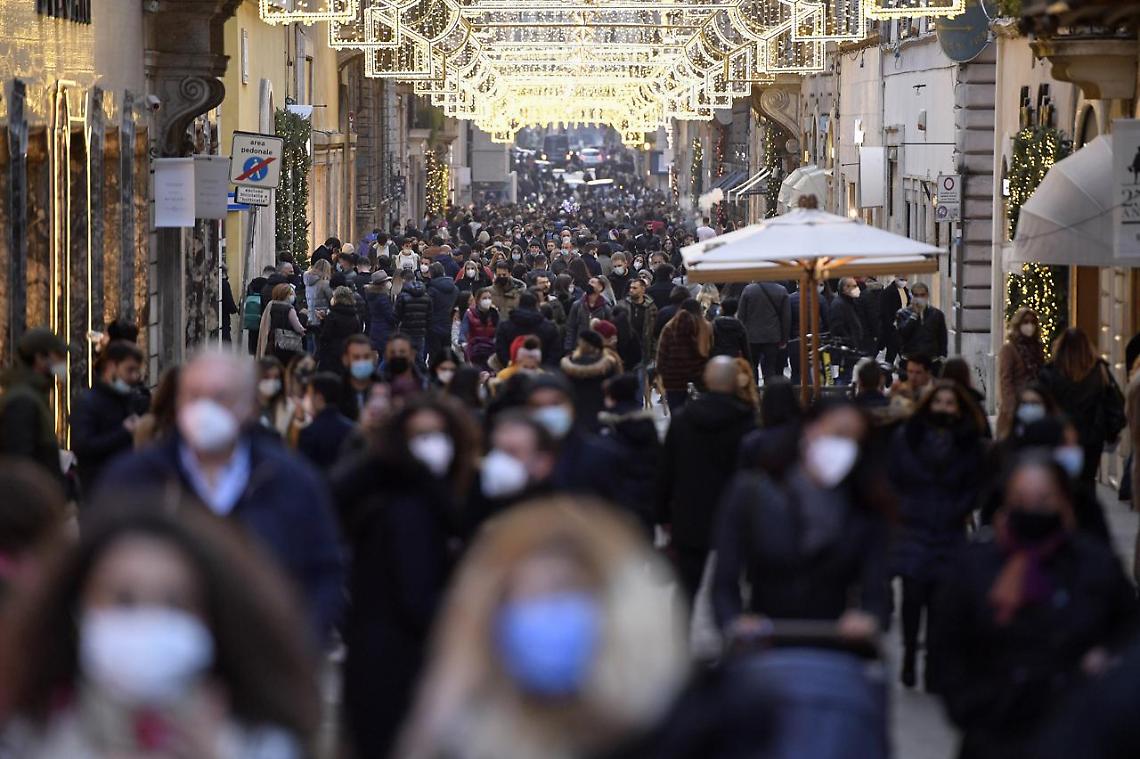 Assembramenti per lo shopping, a Roma chiusa via del Corso