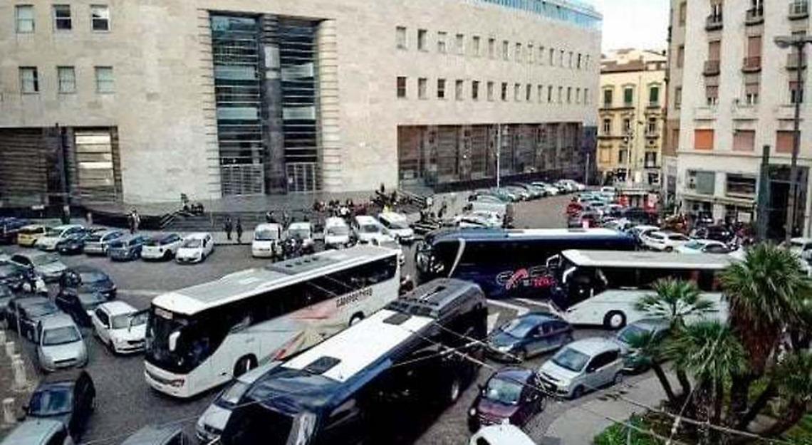 A Napoli controlli della polizia locale sui bus turistici