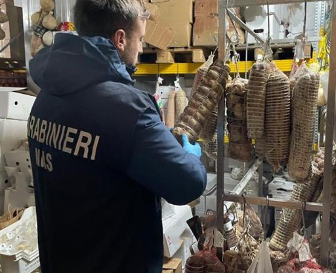 Cibo scaduto da un anno, maxi-sequestro di prodotti alimentari