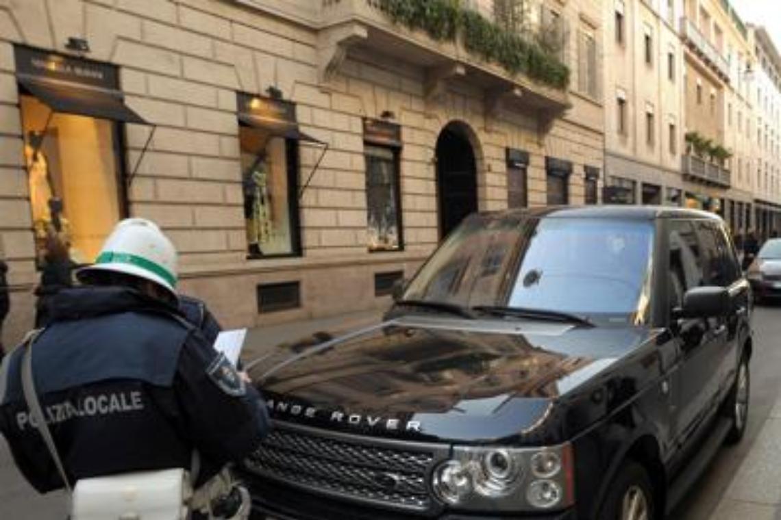 Per evitare la multa offre 100 euro all'agente. Cassazione: «Troppo pochi per corrompere»