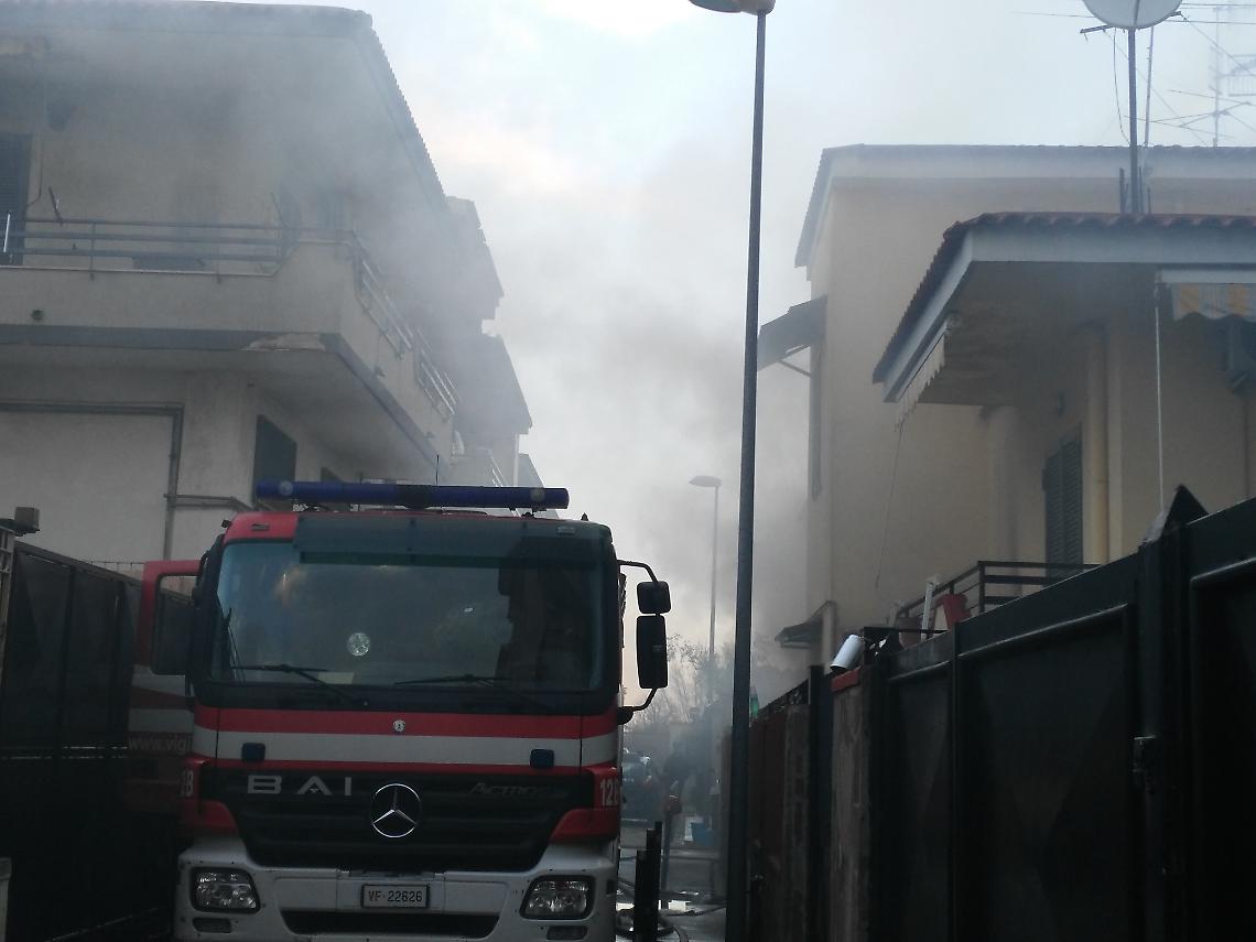 Fabbrica distrutta dalle fiamme ad Arzano, salvato un 70enne VIDEO