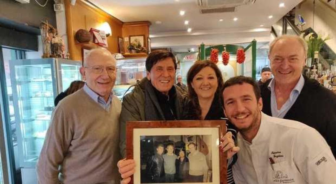 Gianni Morandi e la moglie a pranzo da "Mimi' alla Ferrovia"