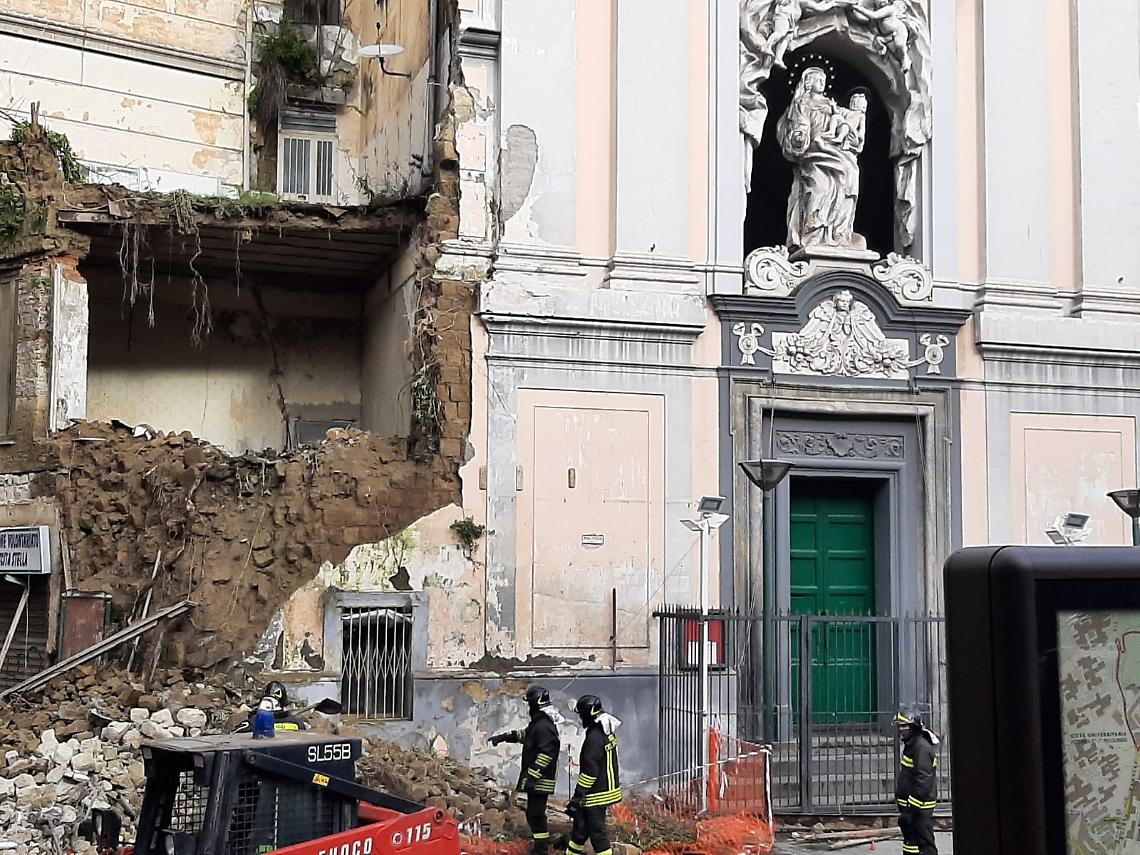 Paura in piazza Cavour, crolla appartamento adiacente alla chiesa del Rosariello