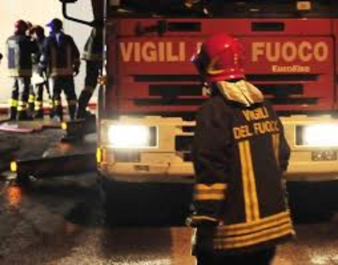 Raid incendiario contro negozio di fuochi d'artificio a Villaricca