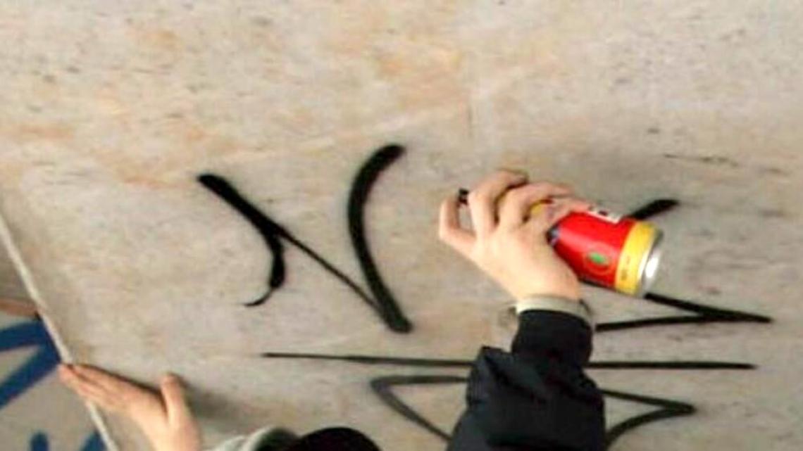 Imbratta il muro della caserma dei carabinieri, studente nei guai