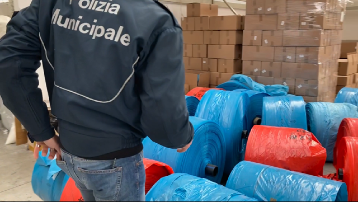 Napoli, sequestrato materiale per shopper illegali