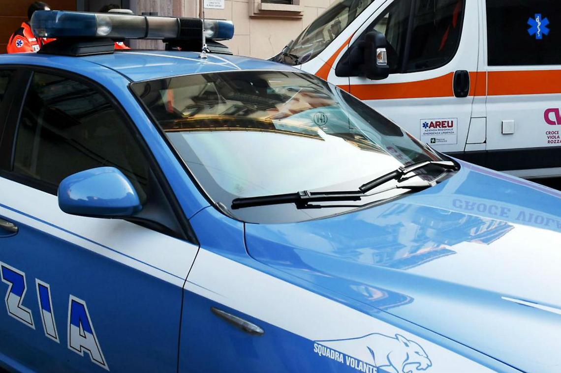 Positivo al Covid muore a 44 nel bagno di casa. I vicini: «Lo sentivamo tossire forte»