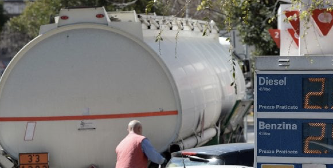 Caro benzina, gli autrasportatori napoletani: «Altro che cartelli, diminuire i prezzi»