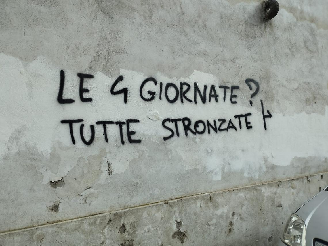 Scritte intimidatorie sui muri di via Foria