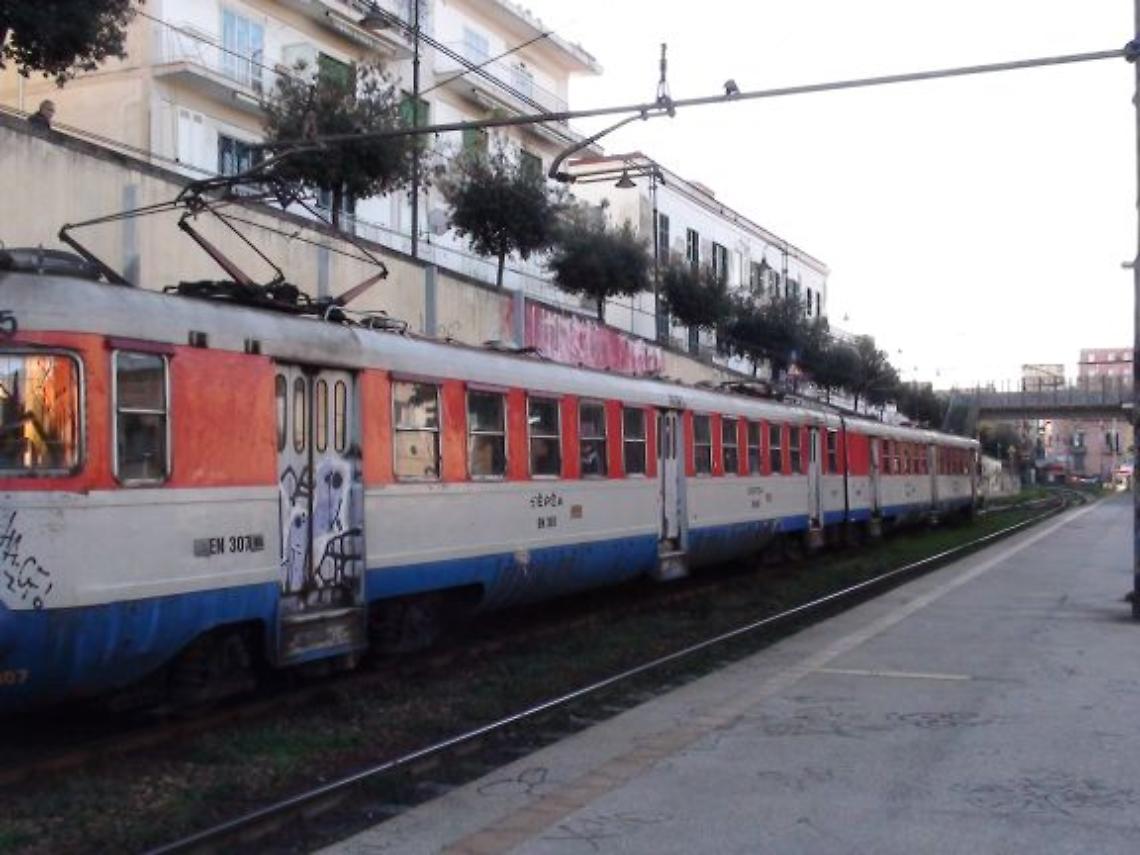 Albero sui binari, interrotta e poi ripresa la linea Cumana